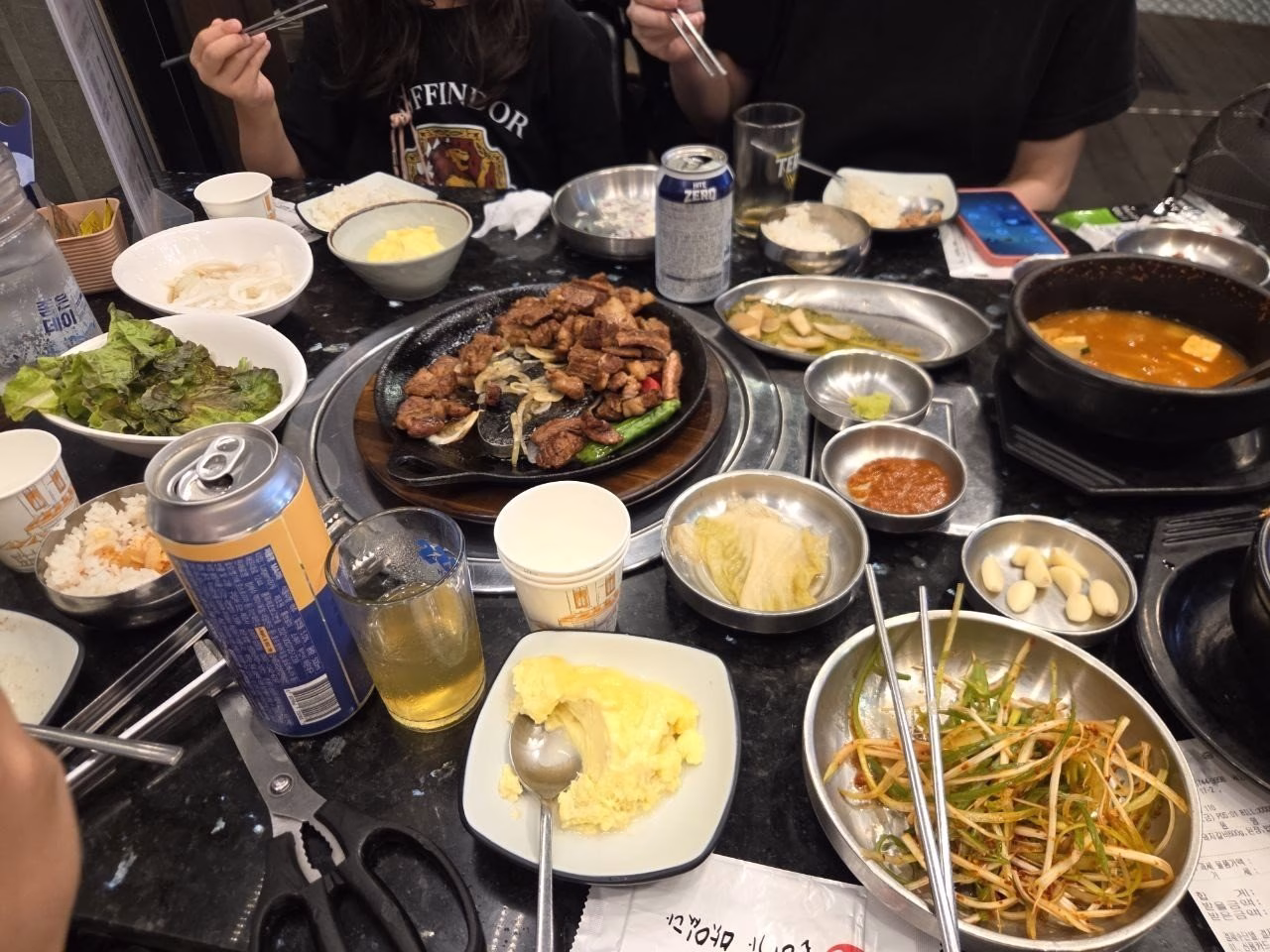 갈비 철판과 된장찌개, 상추·파채·계란찜이 차려진 상